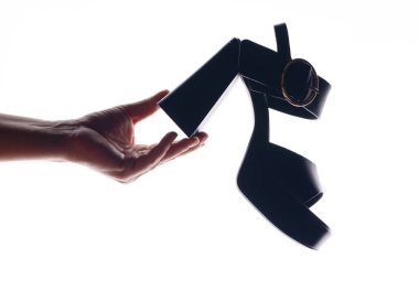 Beyaz arka planda şık siyah kadın ayakkabısı.