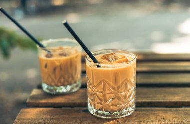 Bir fincan buzlu latte.