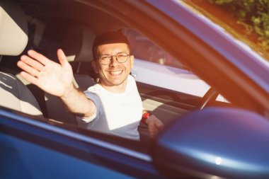 Arabadaki mutlu adam. Otomatik test sürüşü, kiralama, satın alma, kiralama