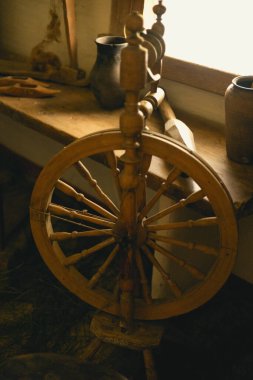 Köy evinde eski ahşap bir iğ.