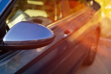 Güneş ışınlarında mavi bir arabanın parçası