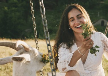 Güzel genç bir manken ve bir keçi