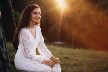 Güzel mutlu gelin gün batımında
