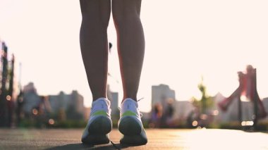 Sportif kadın atlama egzersizi yapıyor ve ip atlıyor.