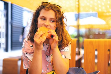 Güzel Çocuk Burger Yiyen Kız