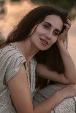 Gün batımına karşı güzel bir esmerin portresi