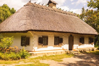 Sazlı çatılı eski Ukrayna evi