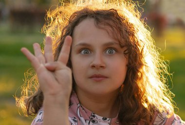 Kız viral el hareketi kullanarak 