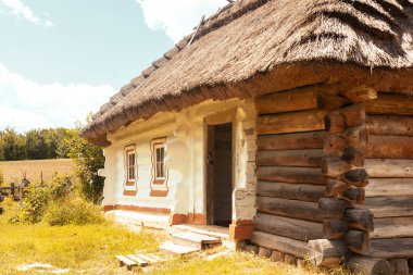Sazlı çatılı eski Ukrayna evi