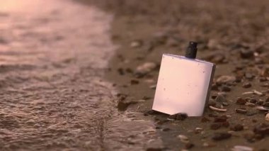 Deniz kıyısında parfüm