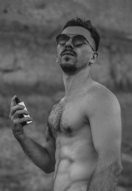 Parfümlü, atletik gövdeli yakışıklı adam.