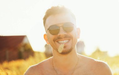 Mutlu bir adamın yaz portresi