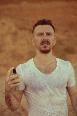 Yakışıklı, ıslak adam ve parfüm