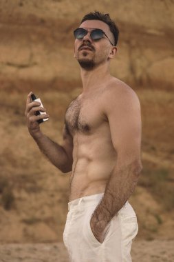 Parfümlü, atletik gövdeli yakışıklı adam.