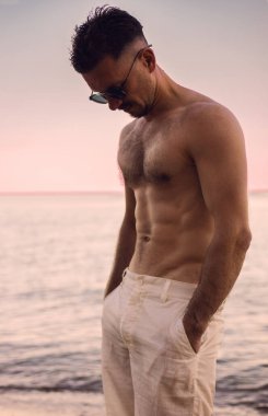 Kumsaldaki sportif seksi adam.