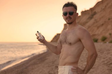 Kumsalda parfümlü yakışıklı bir adam.