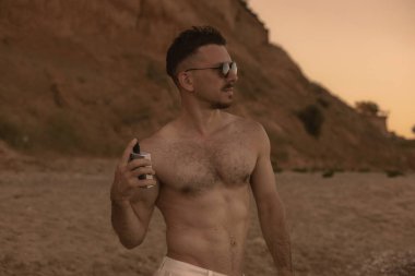 Kumsalda parfümlü yakışıklı bir adam.