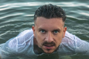 Yakışıklı adam modeli ve okyanus.