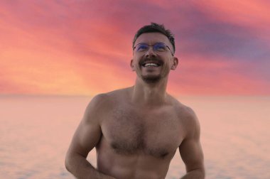 Mutlu gezgin gün batımına karşı