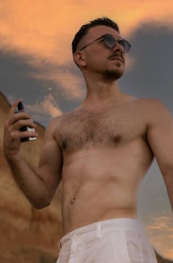 Parfümlü yakışıklı bir adamın portresi.