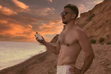 Parfümlü yakışıklı bir adamın portresi.