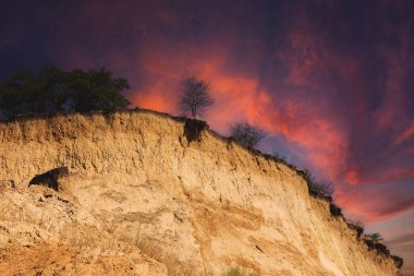 Gün batımında kayanın renkli manzarası