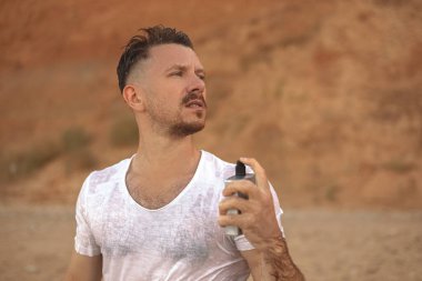 Çekici bir adam ve parfüm