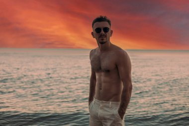 Adam gün batımına karşı