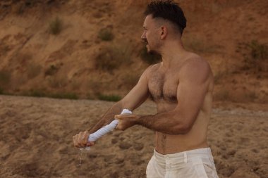 Portekiz sahillerinde çekici bir adam.