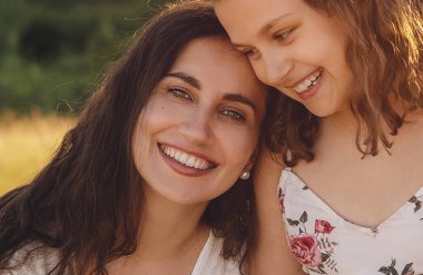 Gülen bir anne ve kızın portresi