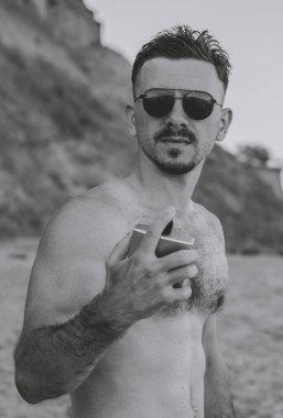 Parfüm şişesi olan bir adamın portresi.