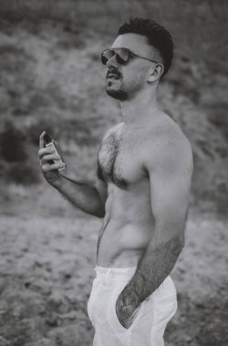 Genç bir adam ve bir şişe parfüm.