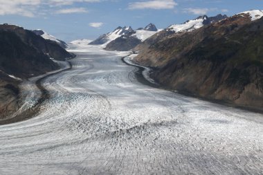 Stewart 'ın kuzeyinde Somon Buzulu, İngiliz Kolombiyası
