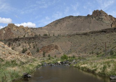 Eğri Nehir, Oregon 'daki Smith Rock State Parkı' ndan akıyor.