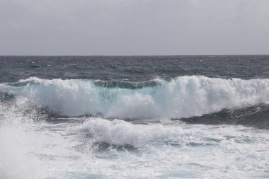 Hawaii adasındaki Maui adasına dalgalar çarpıyor.