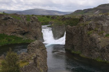 Güney İzlanda 'da Hjalparfoss Şelalesi