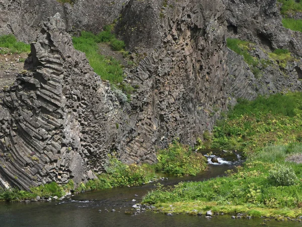 Ciekawa Formacja Skalna Mały Strumień Wpadający Rzeki Pod Hjalparfoss Islandia — Zdjęcie stockowe