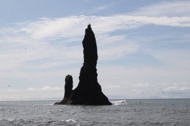 Reynisdrangar bazalt deniz yığınlarından biri Vik i Myrdal, İzlanda yakınlarında.