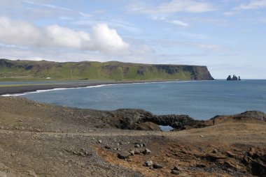 Dyrholaey, İzlanda 'dan Vik i Myrdal ve Reynisdrangar' a bakıyorum.