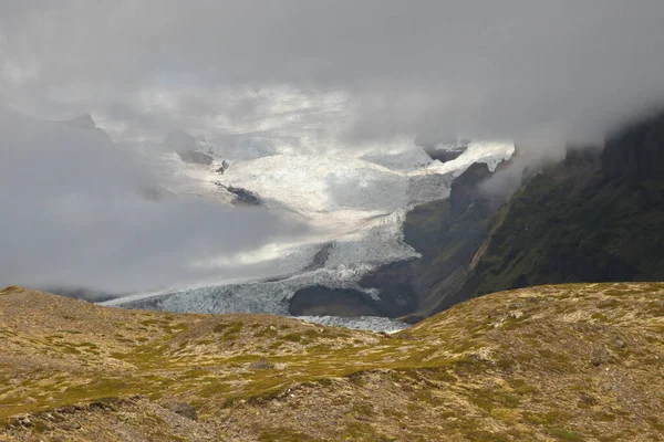 Большой Ледник Проходящий Сквозь Прорыв Облаках Национальном Парке Ватнайокулл Исландия — стоковое фото