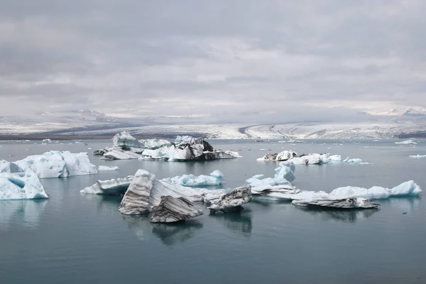 在冰岛Jokulsarlon漂浮的冰山 — 图库照片