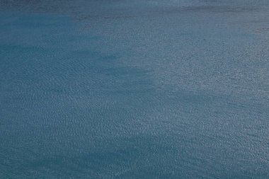 Renkli jeotermal akarsu akıntısına yakın çekim