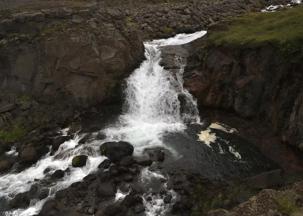 冰岛Egilsstadir以西公路沿线的瀑布 — 图库照片