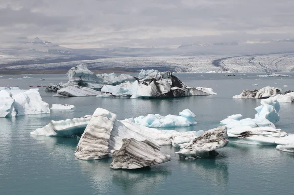 在冰岛Jokulsarlon漂浮的冰山 — 图库照片