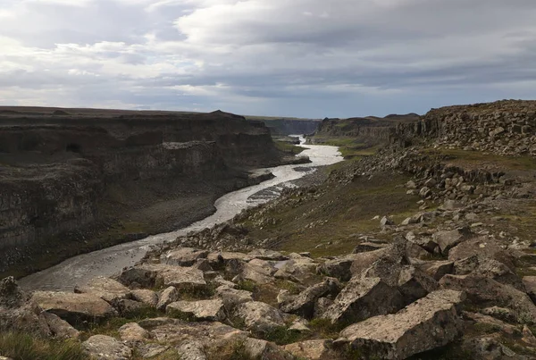 从冰岛的Dettifoss瀑布往下游看 — 图库照片