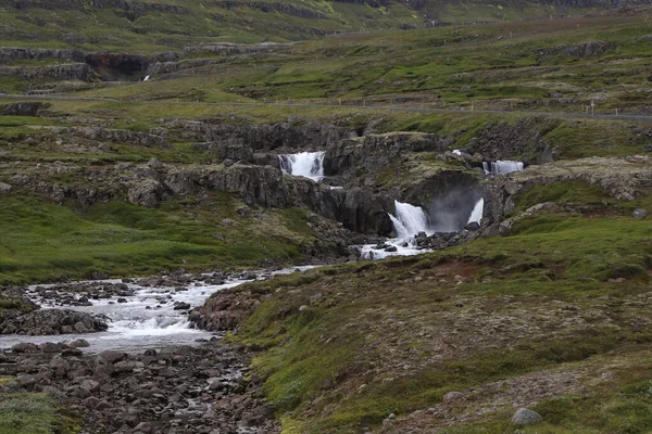 Водоспад Вздовж Шосе Захід Від Сейдісфйодура Ісландія — стокове фото