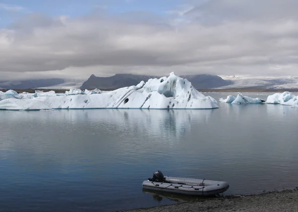 冰岛Jokulsarlon冰川湖中漂浮的冰山 — 图库照片