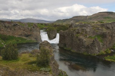 İzlanda 'nın güney bölgesindeki Hjalparfoss Şelaleleri