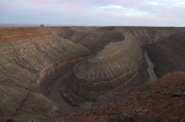 Goosenecks Eyalet Parkı, Utah 'taki San Juan Nehri' nde büyük kıvrımlar.