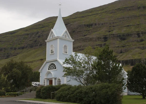 冰岛Seyisfjorur的蓝色教堂 — 图库照片